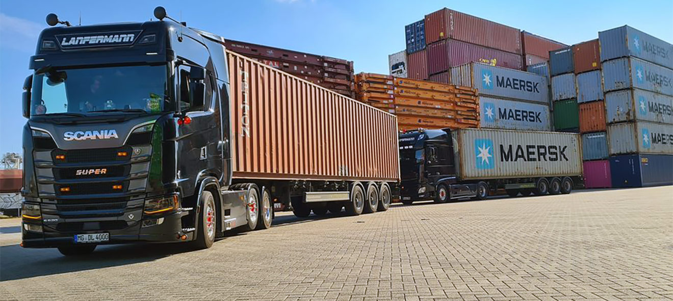 Zugmaschine von Lanfermann Logistics mit Containern